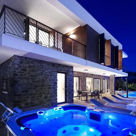 Seaview With Heated Pool, A Hot Tub, Finnish Sauna And Billiards