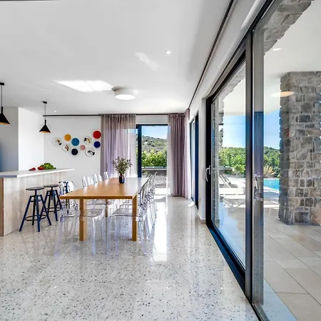 Seaview With Heated Pool, A Hot Tub, Finnish Sauna And Billiards *